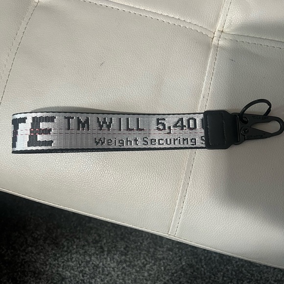 Off-White Keychain - Picture 6 of 7